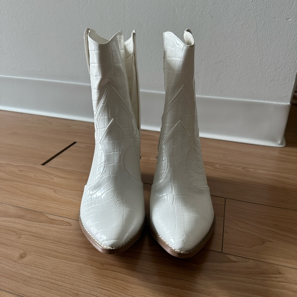 Coconuts Lulu’s White Croc Boots (Coachella / Stagecoach) - Picture 2 of 4